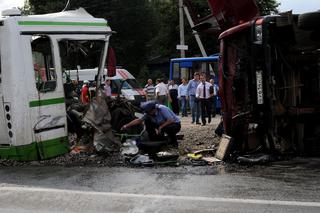 Ciężarówka przecięła autobus na pół