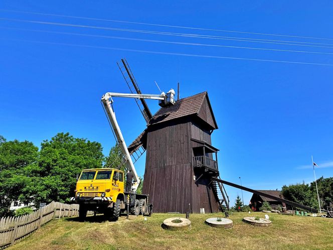Remont wiatraków w Osiecznej 