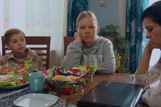 M jak miłość odc. 1682. Lenka (Olga Cybińska), Kinga (Katarzyna Cichopek), Misiek (Aleksander Bożyk)