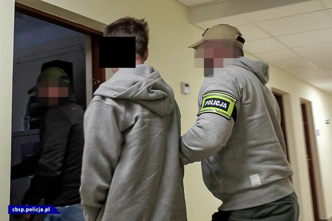 "Paszporty Covidowe" sprzedawali już za 1 tys. złotych. Gang rozbity [ZDJĘCIA]