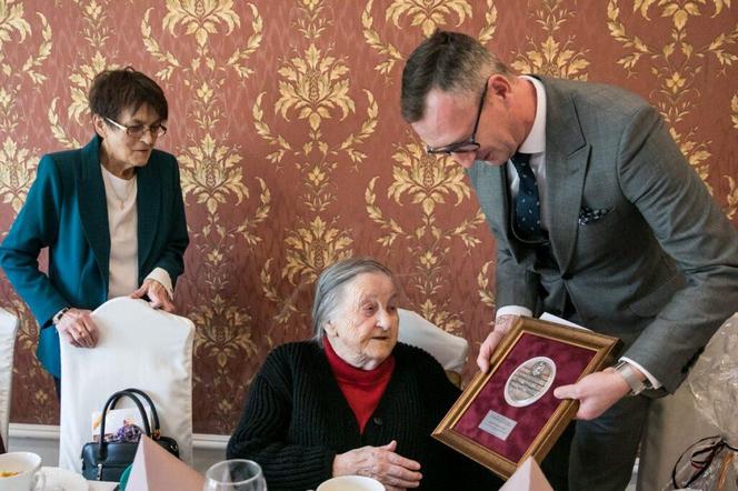 Pani Wanda skończyła 100 lat i zdradza sekret długowieczności. Od tego zawsze zaczyna dzień, kupisz to w każdym sklepie 