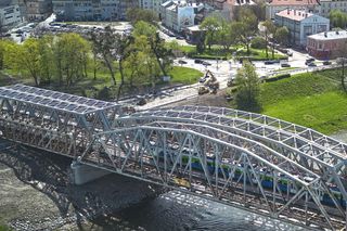 Most w Przemyślu wybudowano pomiędzy rozsuniętymi przęsłami starego, zabytkowego mostu kolejowego