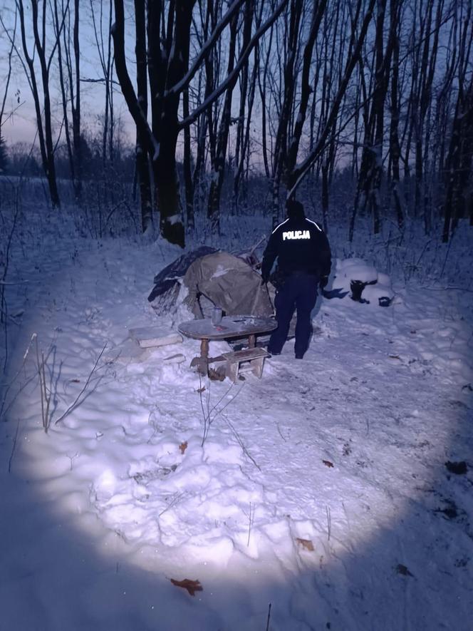 Tarnów. Dwaj bezdomni próbowali przetrwać mroźną noc w prowizorycznym namiocie