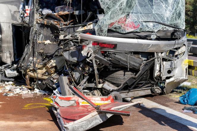 Wypadek polskiego autokaru w Niemczech. Autobus zderzył się z ciężarówkami, została miazga