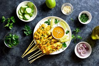 Przepyszny kurczak satay z sosem orzechowym - idealne danie imprezowe!