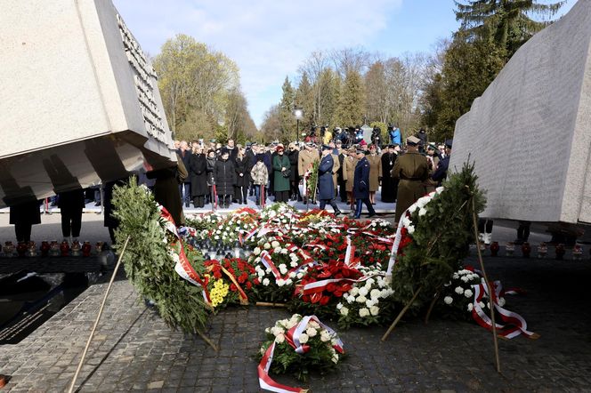 Joanna Racewicz ociera łzy przy grobie męża, pocieszyła ją Barbara Nowacka