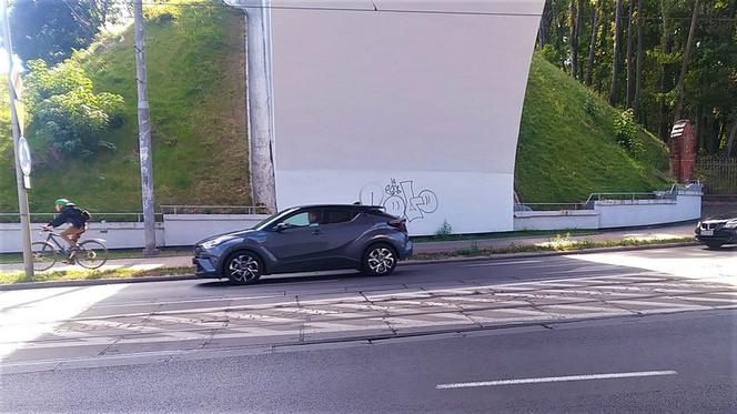 Wiadukt nad ul. Ku Słońcu padł ofiarą pseudografficiarzy