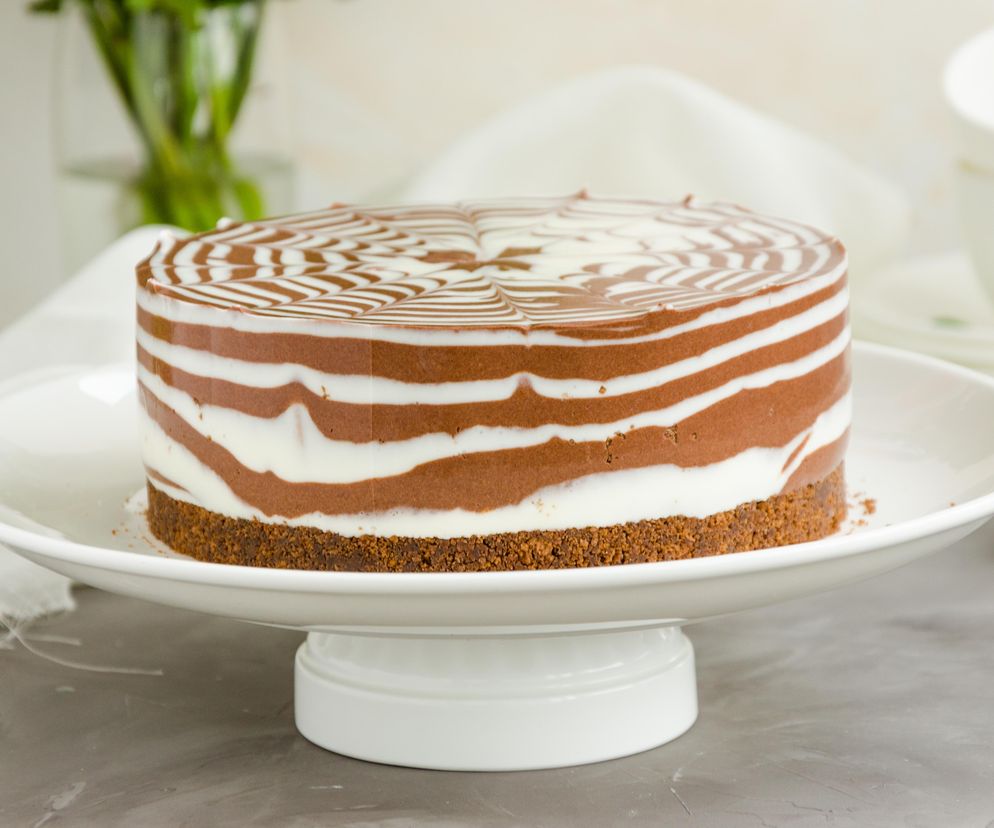 Wygląda zjawiskowo a robi się go kilka minut. Sernika zebra nawet nie trzeba piec