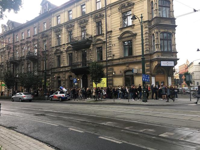 Kraków. Gigantyczne kolejki w punktach sprzedaży biletów MPK [ZDJĘCIA]
