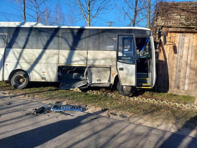 Zderzenie autobusu z autem osobowym w Rzepinku