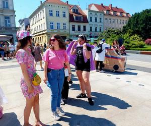 Bydgoscy studenci dotarli na juwenalia ambulansem. Był z kartonu, ale zabawa będzie najprawdziwsza!