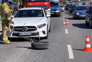 Dachowanie traficara w Warszawie. Ściął latarnię, która uderzyła w drugi pojazd