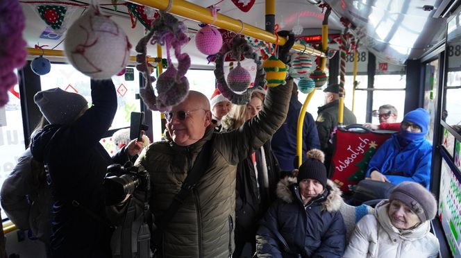 Mikołajkowy trolejbus wyjechał na ulice Lublina! Jakie dekoracje świąteczne zdobią jego wnętrze? Zobacz koniecznie