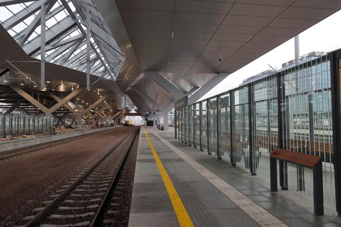 Pierwszy pociąg wjechał na nowy peron na Warszawie Zachodniej. Inwestycja budzi zachwyt