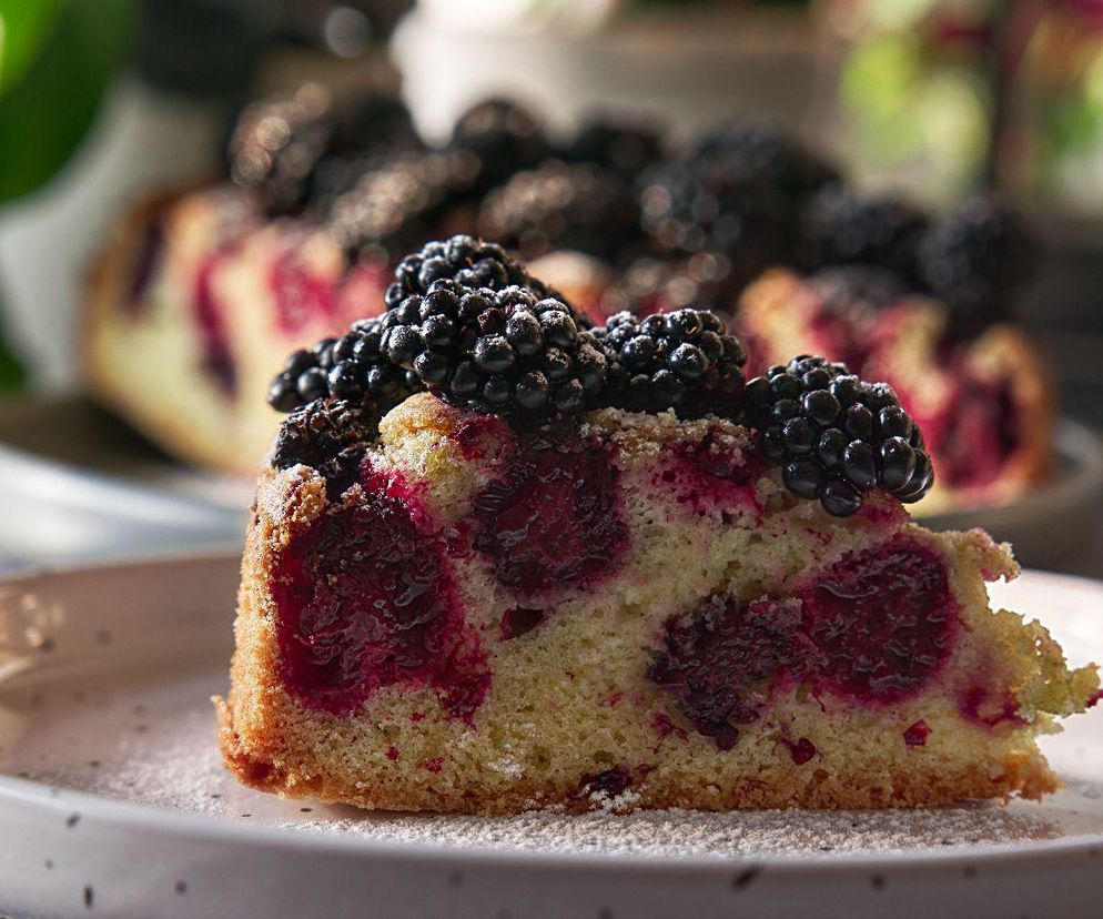 ciasto ucierane z jeżynami