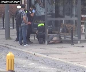 Kobieta leżała na chodniku w centrum Poznania. Pomogli jej strażnicy miejscy