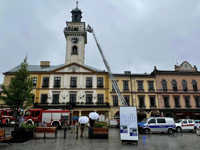 Pożar ratusza w Cieszynie! Budynek ewakuowany. Zapaliła się skrzynka elektryczna na wieży [ZDJĘCIA].