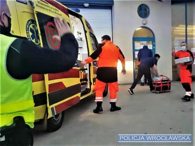 Karetka z sercem przemknęła przez zakorkowany Wrocław