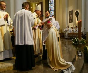 Arcybiskup Adrian Galbas przywdział w Katowicach paliusz