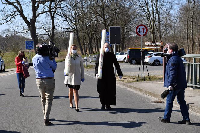 Symboliczna wymiana paschałów na granicy w Świnoujściu