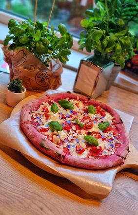 Pierwsza różowa pizza z jadalnymi kwiatami