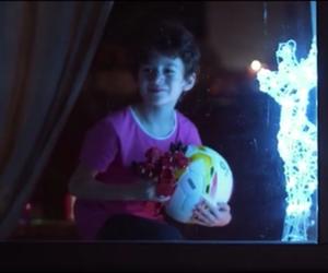 Putin jako Mikołaj wchodzi do pokoju małego chłopca! Nowe propagandowe wideo w Rosji