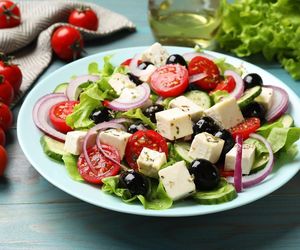 Ta sałatka grecka to najlepszy dodatek do grilla. Żadna impreza nie może się bez niej obejść 