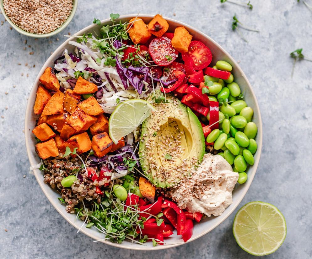 Skuteczne odchudzanie przy menopauzie. Zdrowy talerz od naukowców z Harvardu zdziała cuda