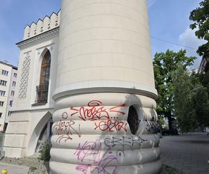 Grafficiarze zniszczyli kolejny zabytek w Warszawie. Koszty finansowe są ogromne