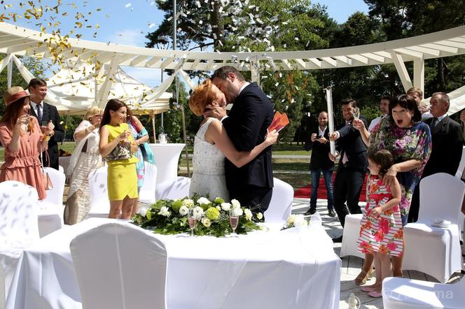 Barwy szczęścia odc. 1376. Marta (Katarzyna Zielińska), Artur Chowański (Jacek Rozenek), Iga (Ada Fijał), Ewa (Gabriela Ziembicka), Elżbieta (Marzena Trybała), Kasia (Katarzyna Glinka)