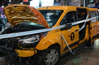 Taksówkarz zasłabł i wjechał w tłum