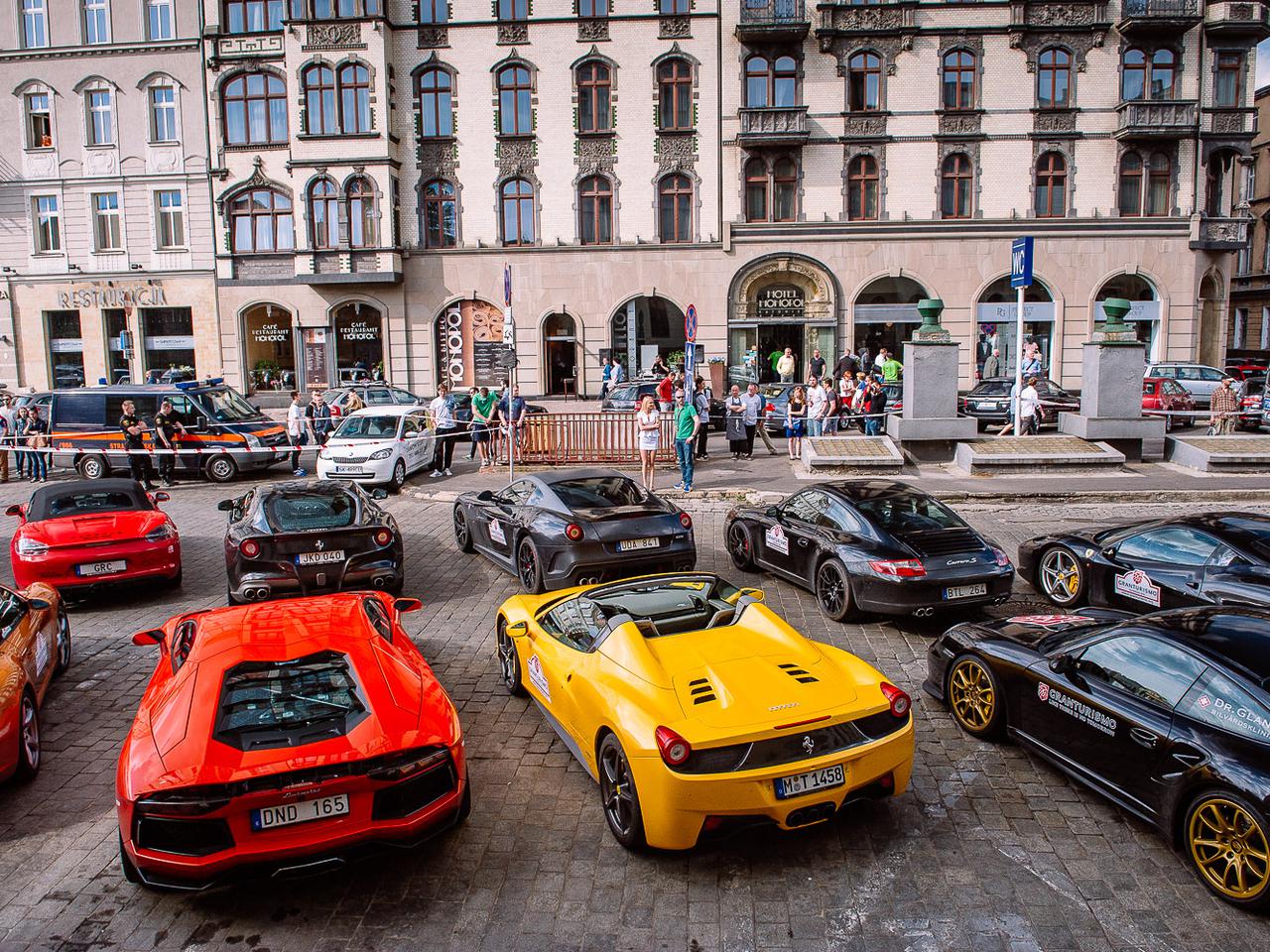 Kawalkada superaut w Katowicach