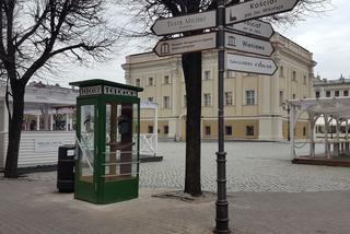 Przy wejściu na Rynek w Lesznie stanęła budka telefoniczna