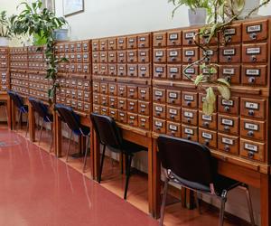 Biblioteka Uniwersytetu Opolskiego - zdjęcia. Zobacz zachowane wnętrza z lat 70.