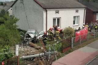 Bobrowniki. Śmiertelny wypadek 41-latka. Uderzył w słup energetyczny [ZDJĘCIA]