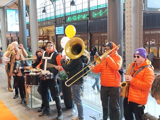 Popeyes na Dworcu Głównym we Wrocławiu otwarty! Spora kolejka, muzyka na żywo i darmowy kurczak