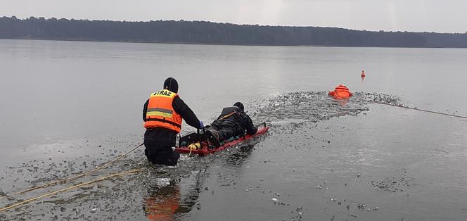 Lubelscy strażacy ćwiczyli na Zalewie Zemborzyckim ratowanie osób, pod którymi załamał się lód