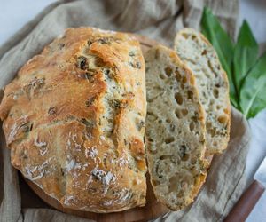 Chlebek z tym dodatkiem ma chrupiącą skórkę i miękki środek. Ziołowy aromat urzeka już w czasie pieczenia 
