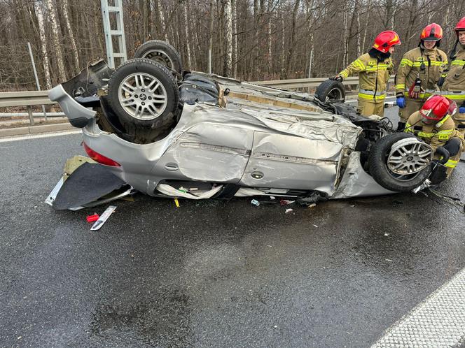 Wypadek na A4. 19-letni kierowca peugeota uderzył w bariery energochłonne