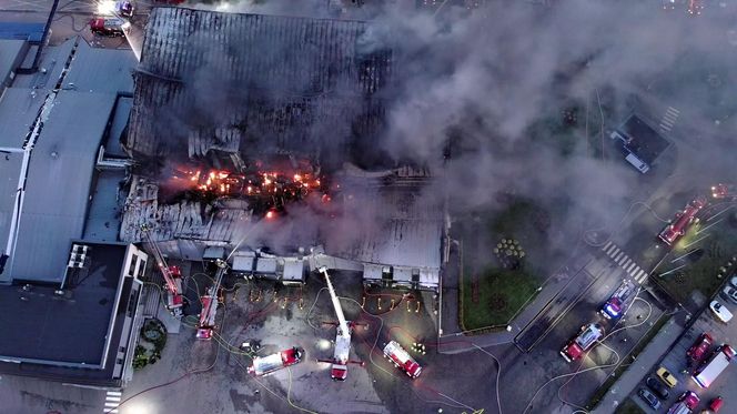  Kawle. Pożar zakładu przetwórstwa drobiowego. 120 strażaków walczy z żywiołem w czwartek, 14 sierpnia. Jeden z nich zaginął [ZDJĘCIA]