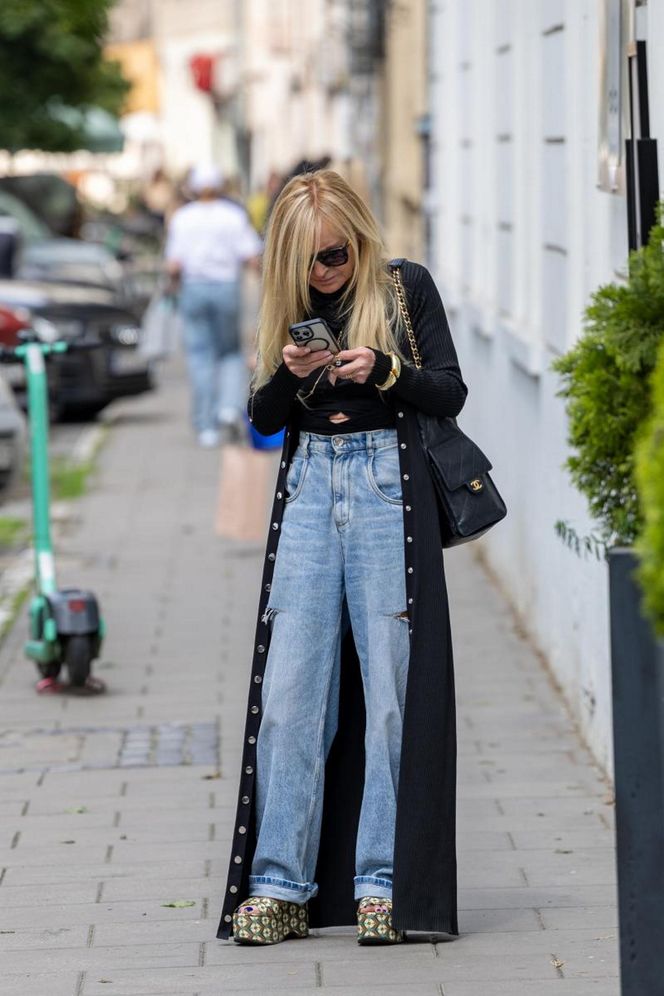 Monika Olejnik w butach Miu Miu za krocie i porwanych dżinsach! Ta stylizacja szokuje