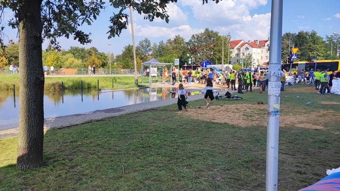 ieszkańcy w pocie czoła układają worki z piaskiem i zabezpieczają swoje budynki