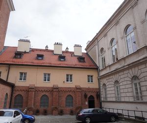Po przejściu na dziedziniec należy się kierować do drzwi w głębi, po prawej stronie