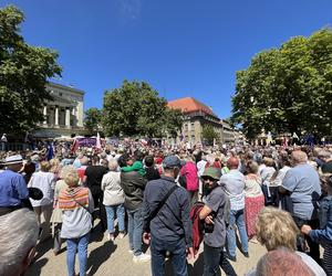 Toast za Wolność w Poznaniu. Tysiące ludzi na placu Wolności