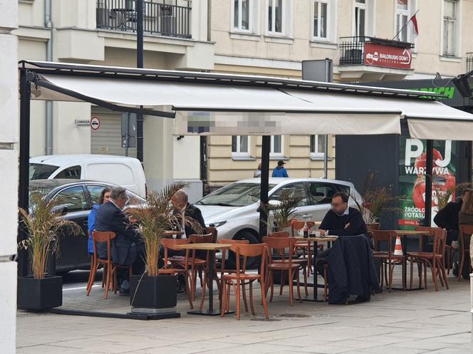 Marszałek Grodzki buszuje między półkami w sklepie