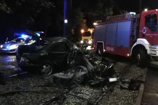 Tragedia w Toruniu. Kierowca UDERZYŁ W SŁUP TRAKCJI