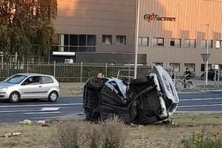 Groźny wypadek w Szczecinku. Peugeot roztrzaskał się na latarni