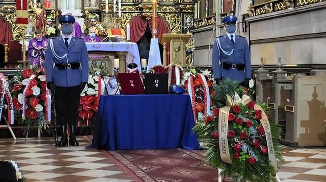 Pogrzeb policjanta z Raciborza. Tłumy przed kościołem. Ostatnie pożegnanie Michała Kędzierskiego