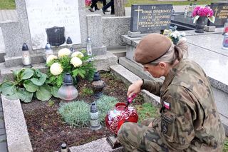 Żołnierze 13 Śląskiej Brygady Obrony Terytorialnej czczą zmarłych na cmentarzach