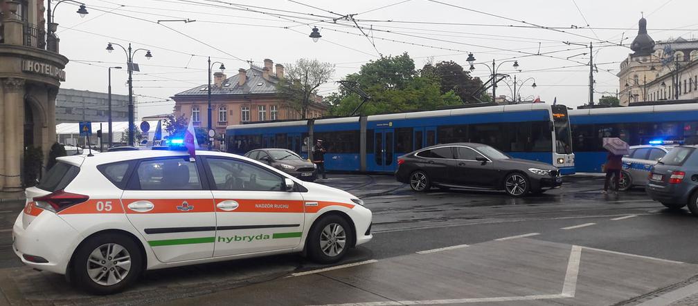 Wypadek w centrum Krakowa. "Konsularne" BMW potrąciło